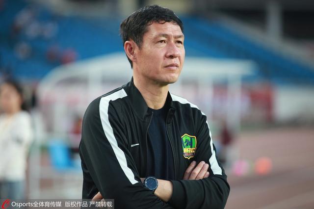 父亲归天后马丁带着怀孕的老婆茱莉亚来到纽约四周偏僻的小镇起头新的糊口。克里斯汀、丹尼尔、赫尔登和汤米是四个行将结业的年夜学生，他们选择徒步观光作为学生糊口的最后一段回想。突如其来的停电使小镇的居平易近都变得惊慌起来，加油站、发电厂都破产，全都城堕入了暗中中，可是高级的研究员也找不到停电的缘由。暗中的时辰其实不恐怖，恐怖的是在光亮处埋没的暗中……